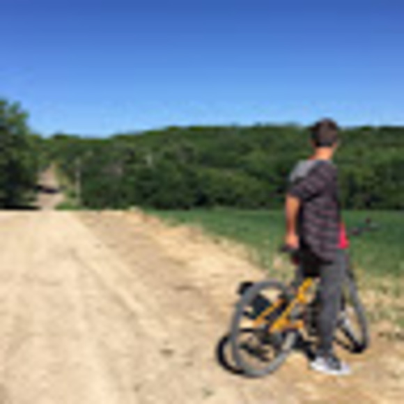 Profile Picture of Elias Mierau (@eliasmierau) on Poshmark