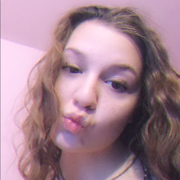 Profile Picture of Mia Vercillo (@miavercillo) on Poshmark