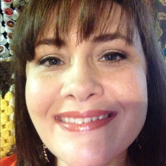 Profile Picture of Lara Cato (@lbcato) on Poshmark
