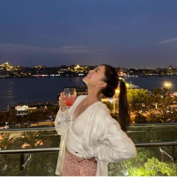 Profile Picture of Isabel Xing (@isabelxing14) on Poshmark