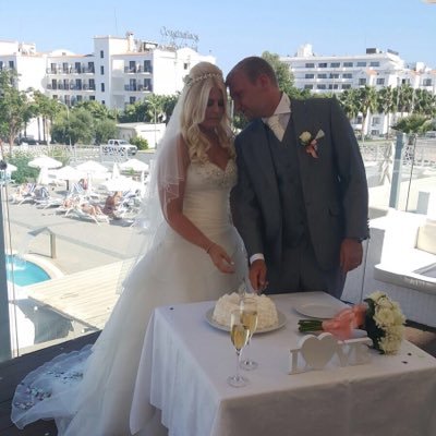 Profile Picture of Lynne Fury (@lynnehoban) on Twitter