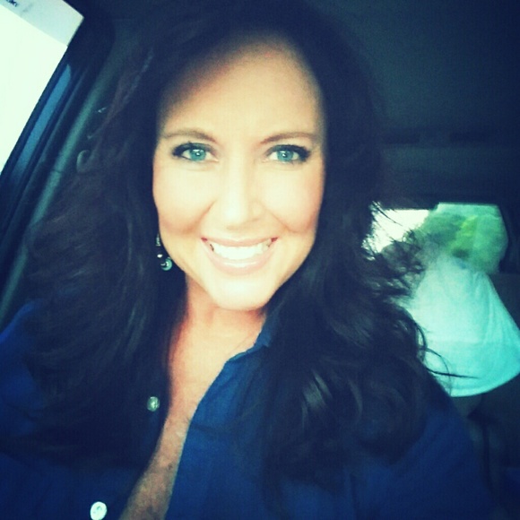Profile Picture of Robin Comorat (@robinann321) on Poshmark