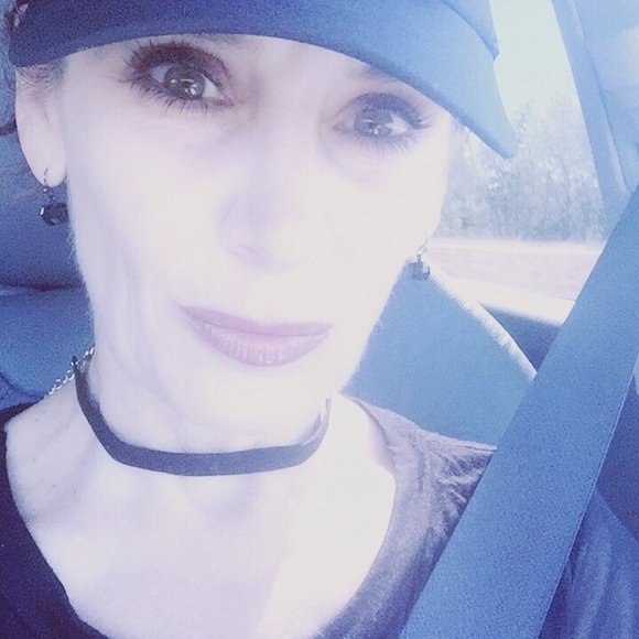 Profile Picture of Lori Pinto (@daboos1997) on Poshmark