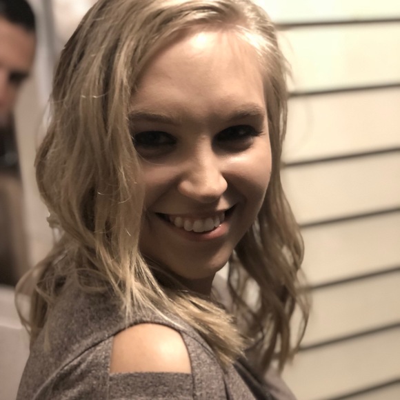 Profile Picture of Emily Zielinski (@zielinse27) on Poshmark