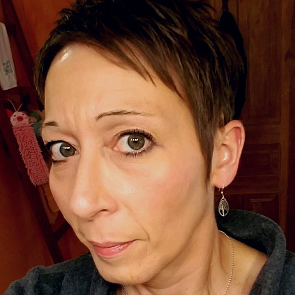 Profile Picture of Kelly Blight (@blightke) on Poshmark