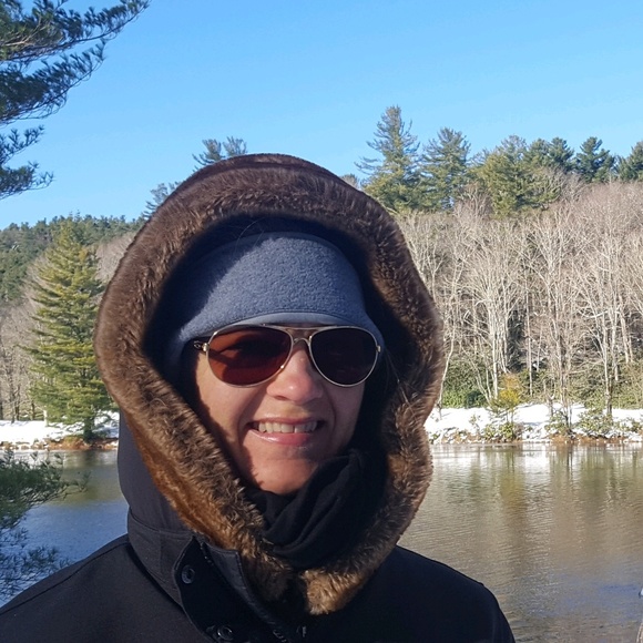 Profile Picture of Lee Gwinn (@lgwinn) on Poshmark