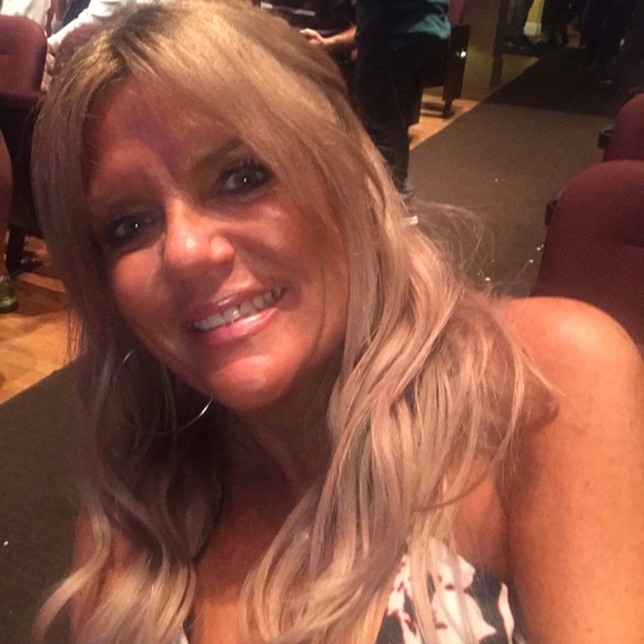 Profile Picture of Maureen Trainor (@blondeboxer) on Poshmark