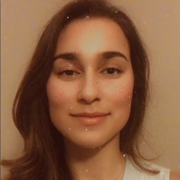 Profile Picture of Daniela Bonilla (@dani_bo) on Poshmark