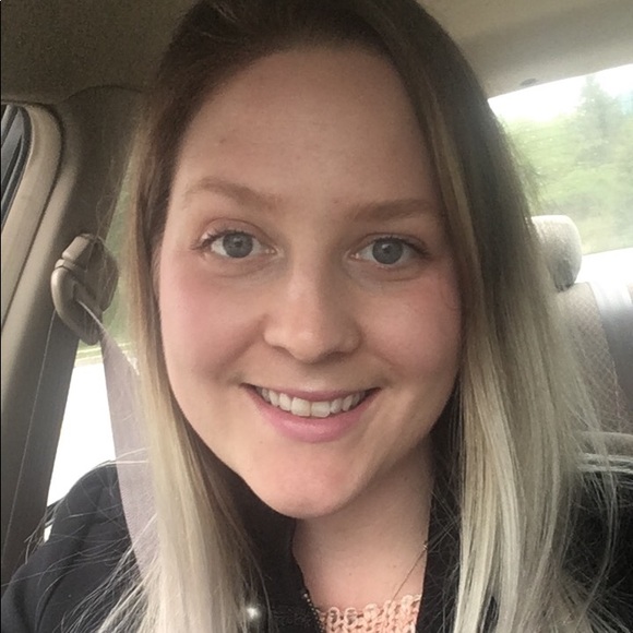 Profile Picture of Lisa Colquhoun (@lisacolquhoun) on Poshmark