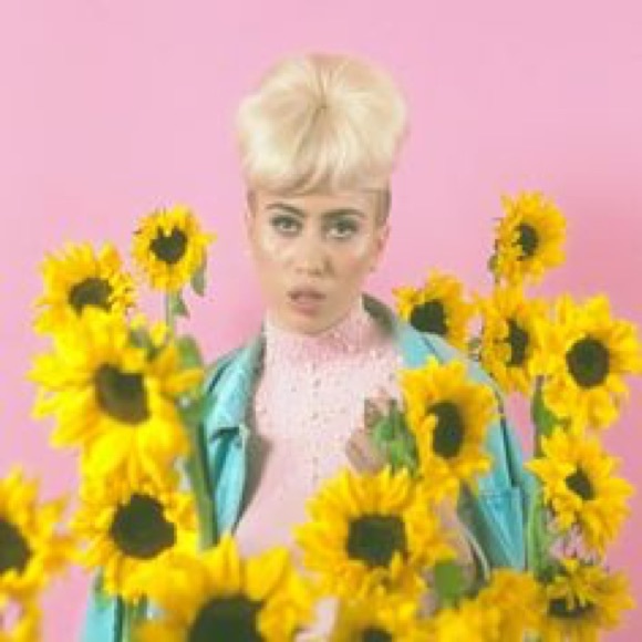 Aalyah Kaneshiro - Poshmark Profile Picture of Aalyah Kaneshiro (@mokeeii) on Poshmark