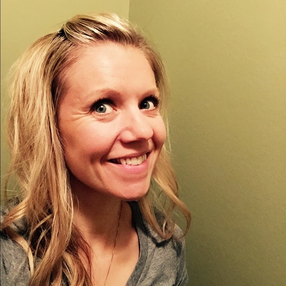 Profile Picture of Stefanie Lorinser (@lorinser8828) on Poshmark