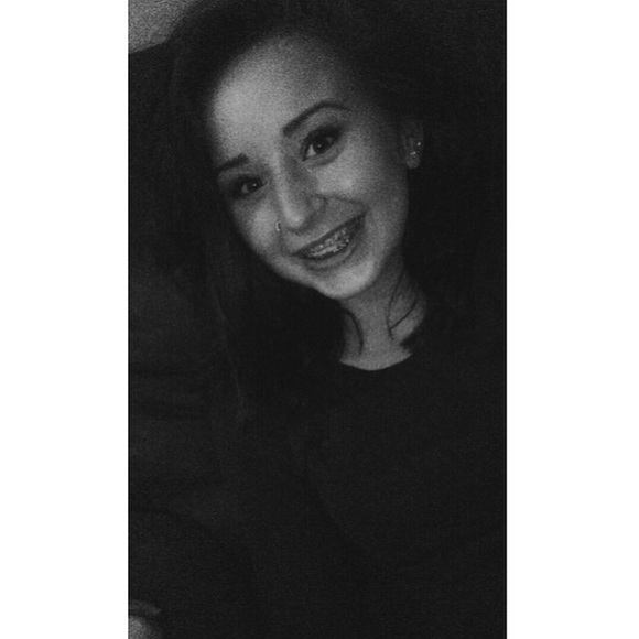 Profile Picture of Layla Manweiler (@laylagirl99) on Poshmark