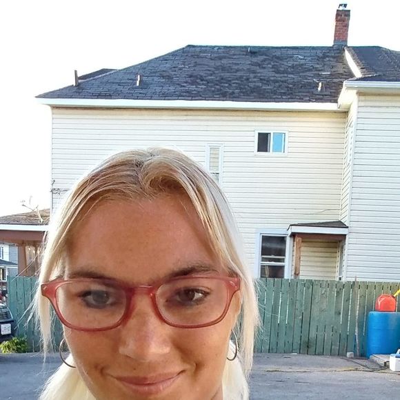 Profile Picture of Amanda Summers (@asummers251) on Poshmark