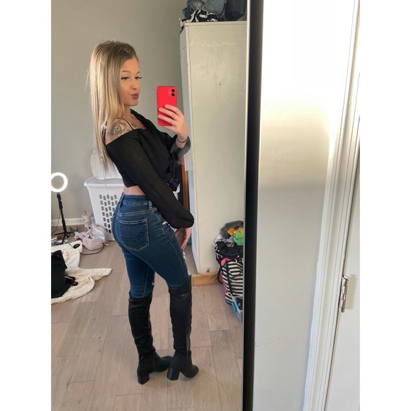 Profile Picture of Alexiaa Morris (@alittletwisted) on Poshmark
