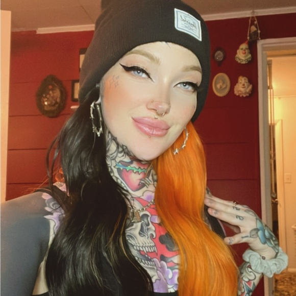 Profile Picture of Phoebe Cooper (@phoebec15) on Poshmark