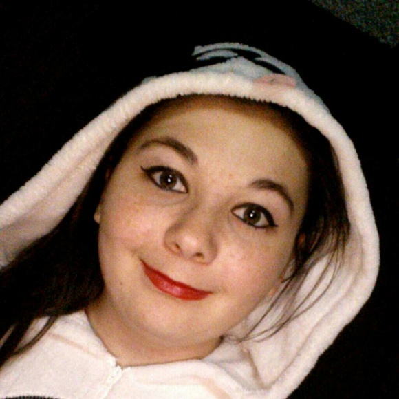 Profile Picture of Bethany Catalone (@bethanycatalone) on Poshmark