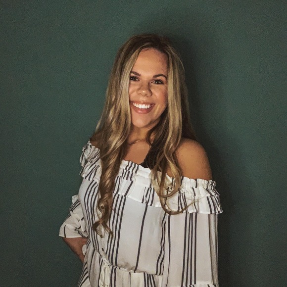 Profile Picture of Carly Weeks (@cweeks22) on Poshmark
