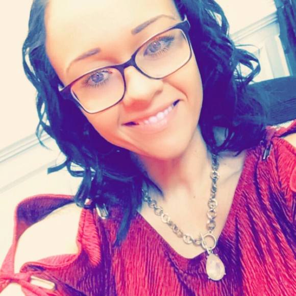 Profile Picture of Amanda Haring (@haring1985) on Poshmark