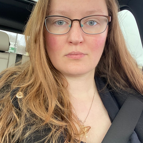 Profile Picture of Anna Schloesser (@annaschloesser) on Poshmark