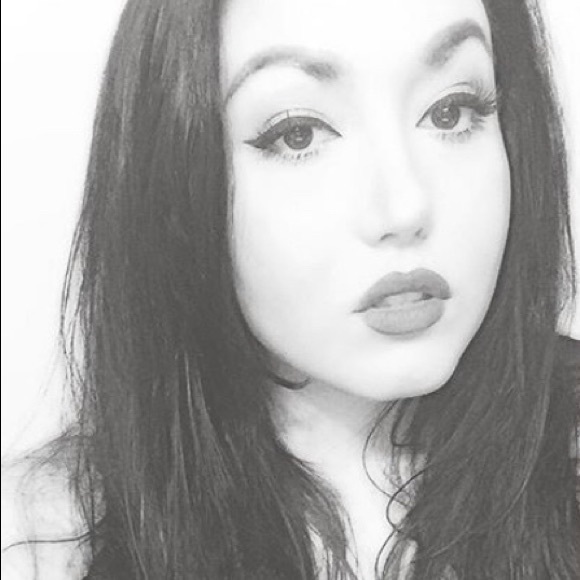 Profile Picture of Gina Vlahandreas (@ginavlahandreas) on Poshmark