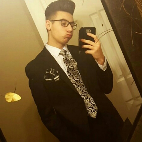 Profile Picture of Luke John (@lukejohn000) on Poshmark