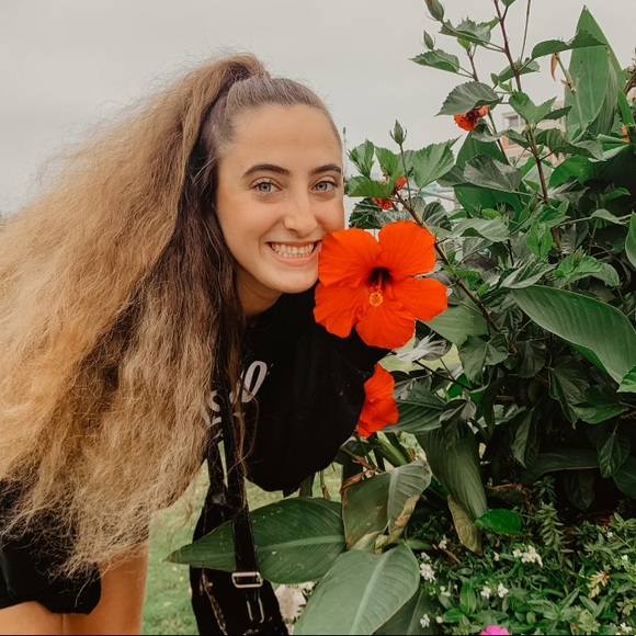 Profile Picture of Alese Virden (@alese_virden) on Poshmark