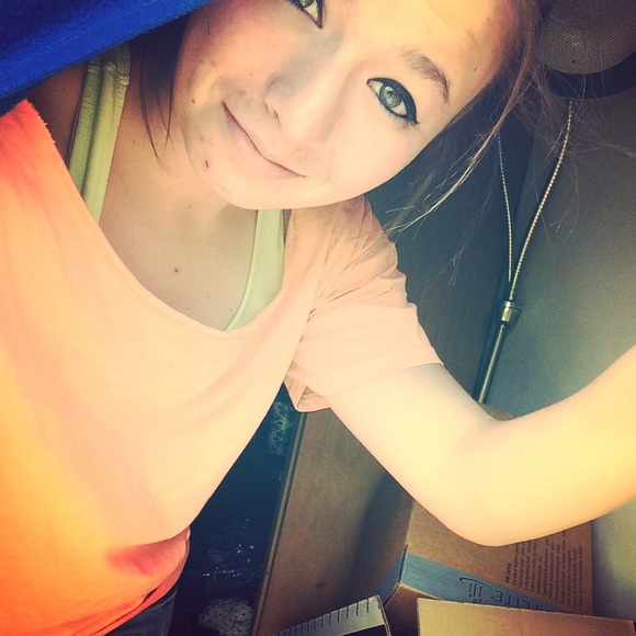 Profile Picture of Danielle Betts (@dannielle_betts) on Poshmark