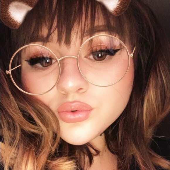 Profile Picture of Lucy Starks (@lucydesiree) on Poshmark