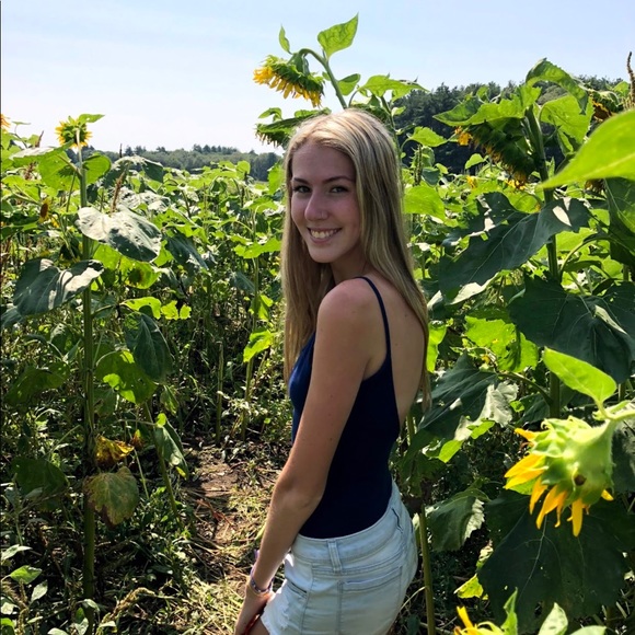 Profile Picture of Abby Mantos (@abbsmantos) on Poshmark