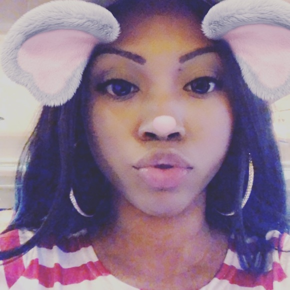 Profile Picture of Leandra Johnson (@leejo89) on Poshmark