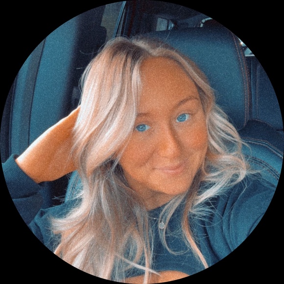 Profile Picture of Mackenzie Vance (@mackenzie_v42) on Poshmark