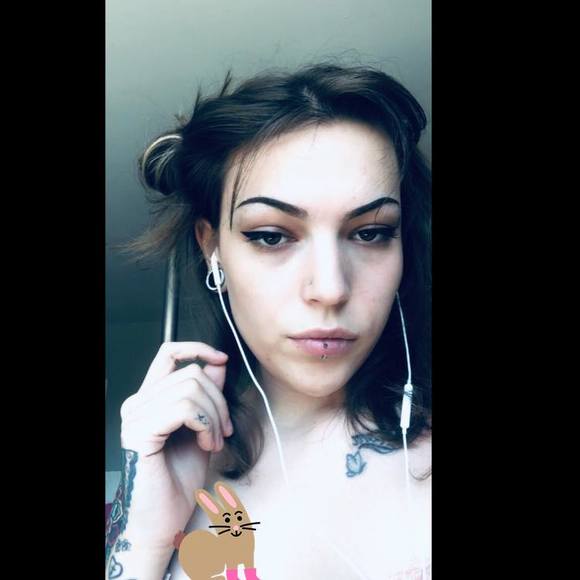 Profile Picture of Alleece Muise (@xamfmx) on Poshmark