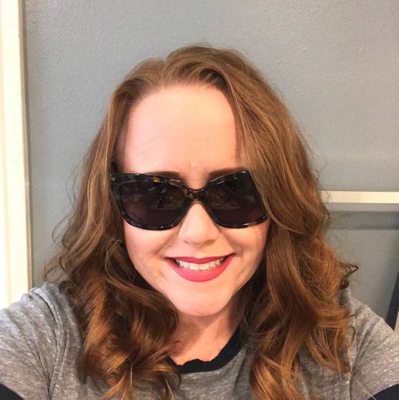 Profile Picture of Holly Botts flores (@hbottsflores) on Poshmark