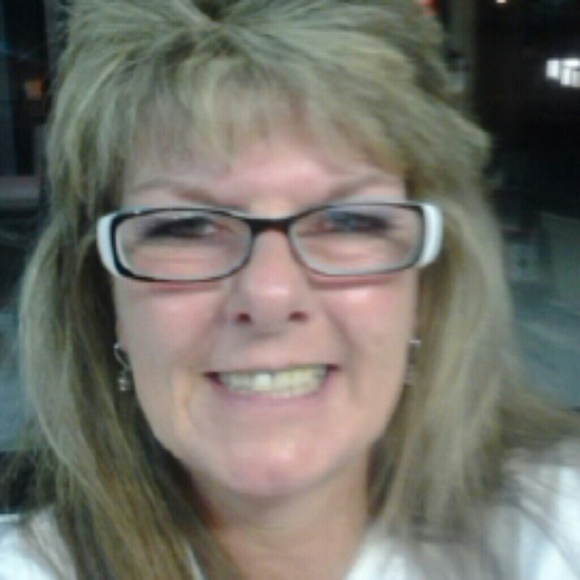 Profile Picture of Renee Fowler (@armf1) on Poshmark