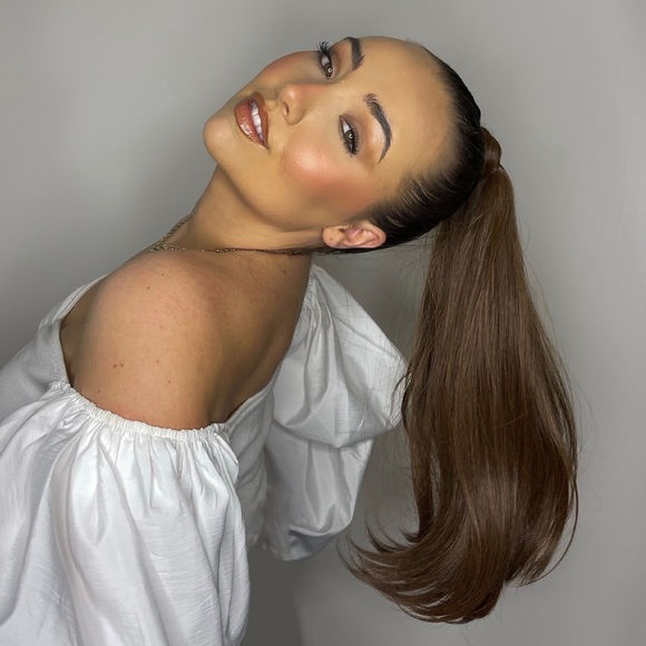 Profile Picture of Olivia Ahnen (@ahneno) on Poshmark