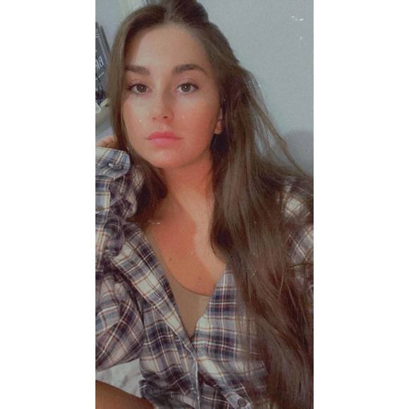 Profile Picture of Mariah Float (@mariahdfloat) on Poshmark