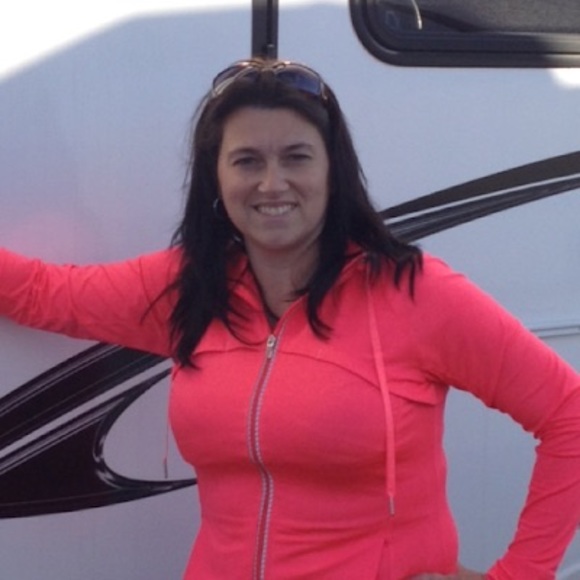 Profile Picture of Kathy Garneau (@kgarneau11) on Poshmark