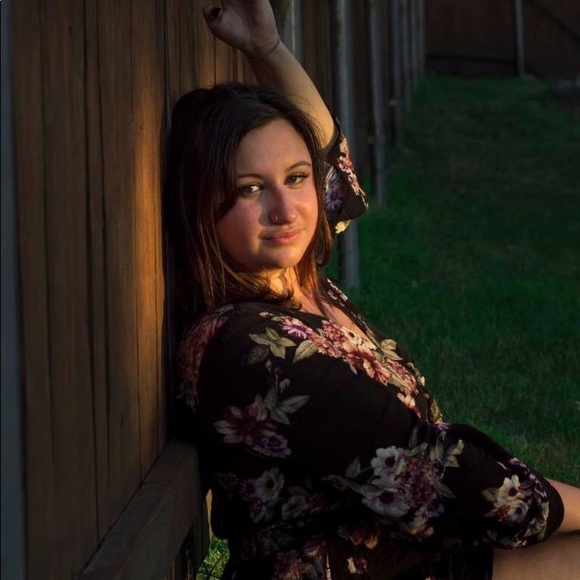 Profile Picture of Danielle Souza (@souzad1994) on Poshmark
