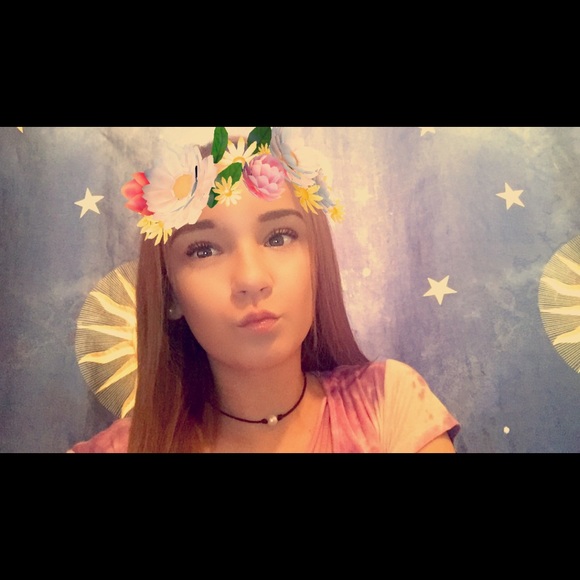 Profile Picture of Caitlin Mackenzie (@caitlinloyy) on Poshmark