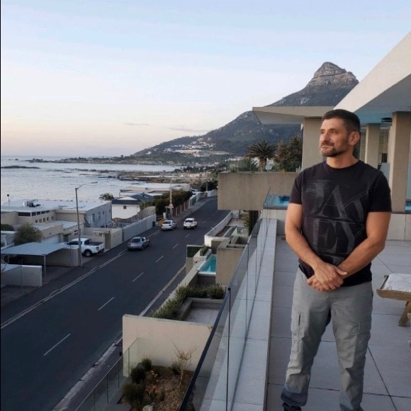 Profile Picture of Amir Levine (@amirlevine) on Poshmark