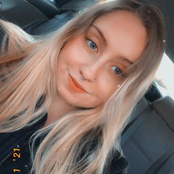 Profile Picture of Ashley Collentro (@ashleycollentro) on Poshmark