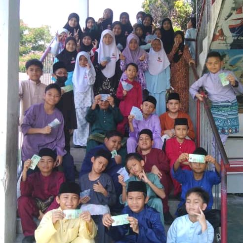 Profile Picture of CRYSTAL (@cikguazura_guru_kelas) on Tiktok