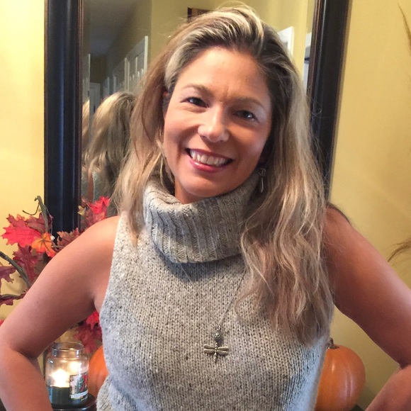 Profile Picture of Dawn Doering (@bellasavjohn) on Poshmark