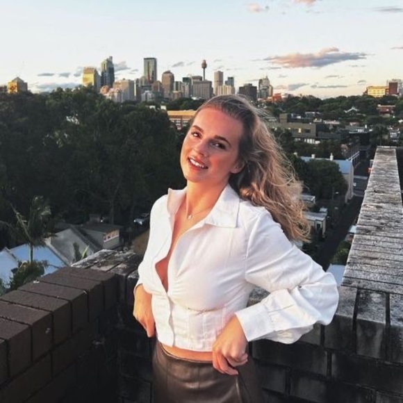 Profile Picture of Laura Greggs (@lauragreggs) on Poshmark