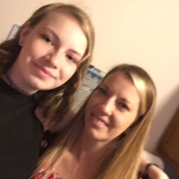 Profile Picture of Cassie Weightman (@cassiesiphone) on Poshmark