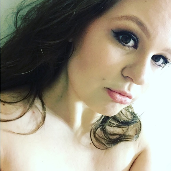 Profile Picture of Sydney Frayling (@sydneyfrayling) on Poshmark