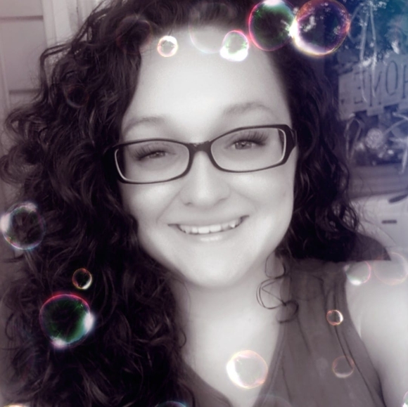 Profile Picture of Mariah Baum (@mlb1230) on Poshmark