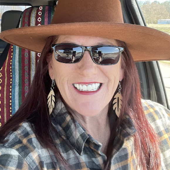 Profile Picture of Kellie Keating (@kelliekeating) on Poshmark