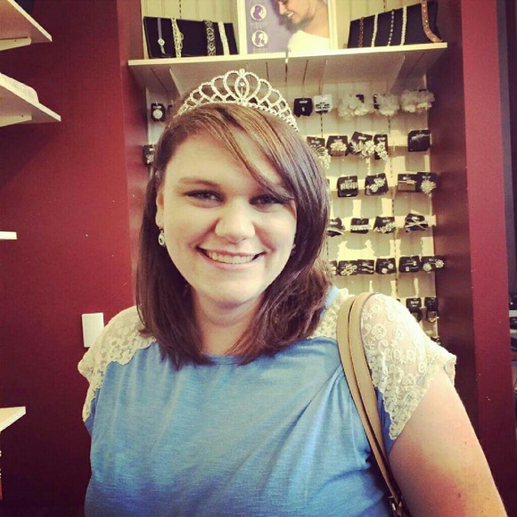 Profile Picture of Amanda Ludwig (@ael84) on Poshmark