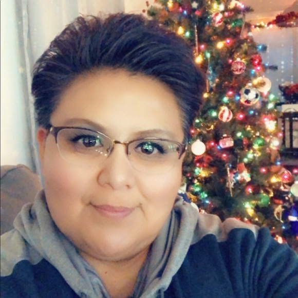 Profile Picture of Roxanne March (@roxiem75) on Poshmark